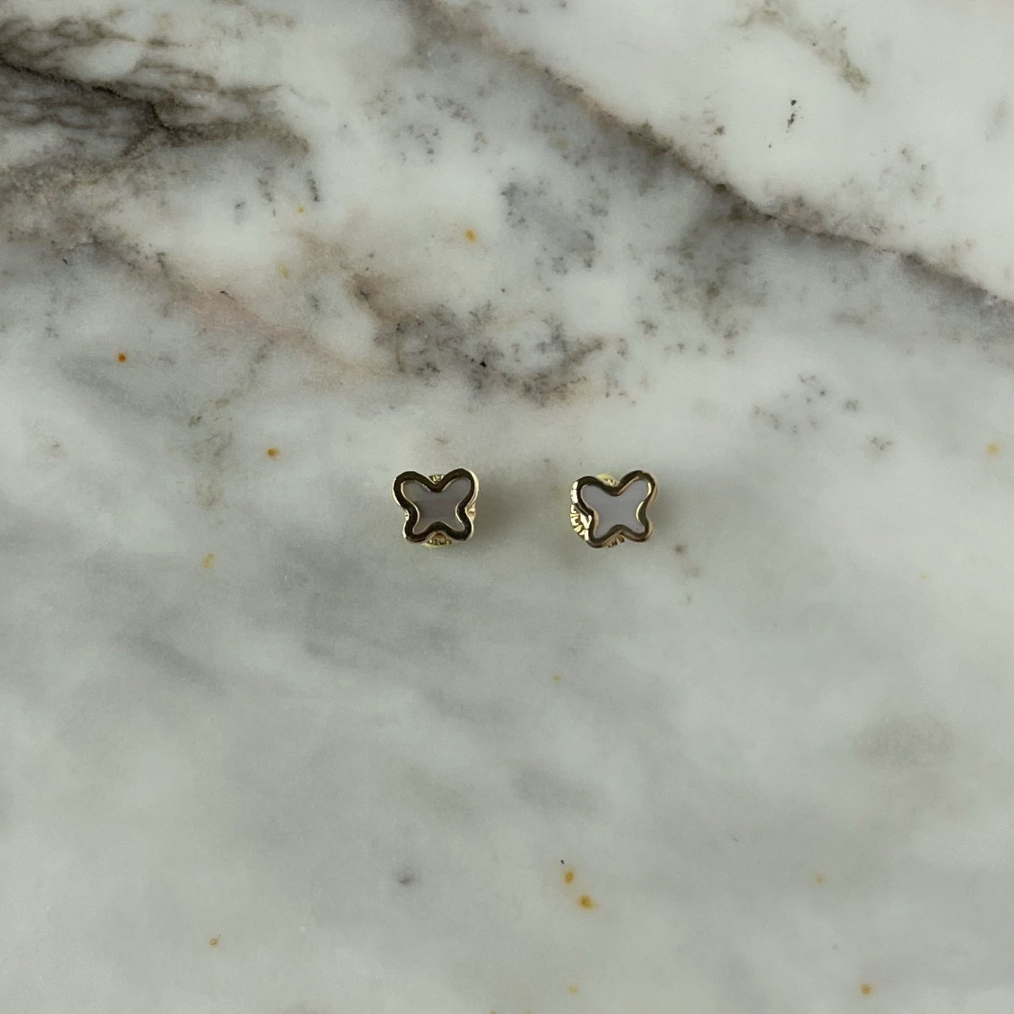 Aretes mariposa en madre perla con borde de oro de 14k con tope ortopédico