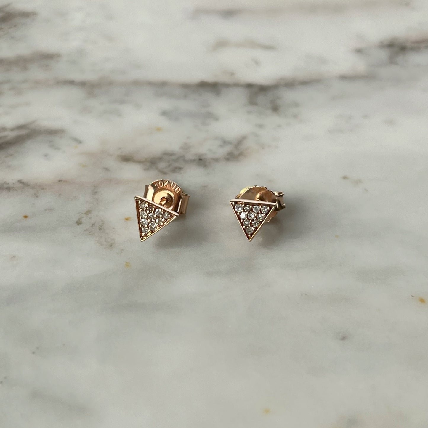 Aretes de triángulo con diamantes 0.08ctw en oro rosa 10k