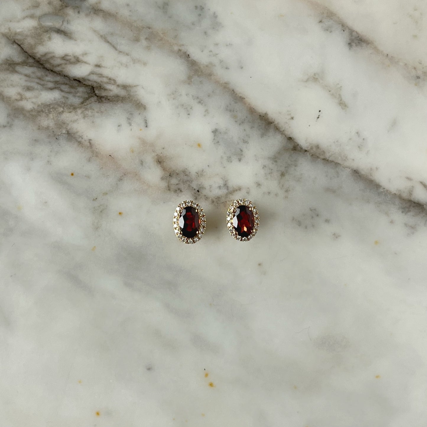 Aretes en oro amarillo 14K con granate y halo de diamantes 0.15ctw