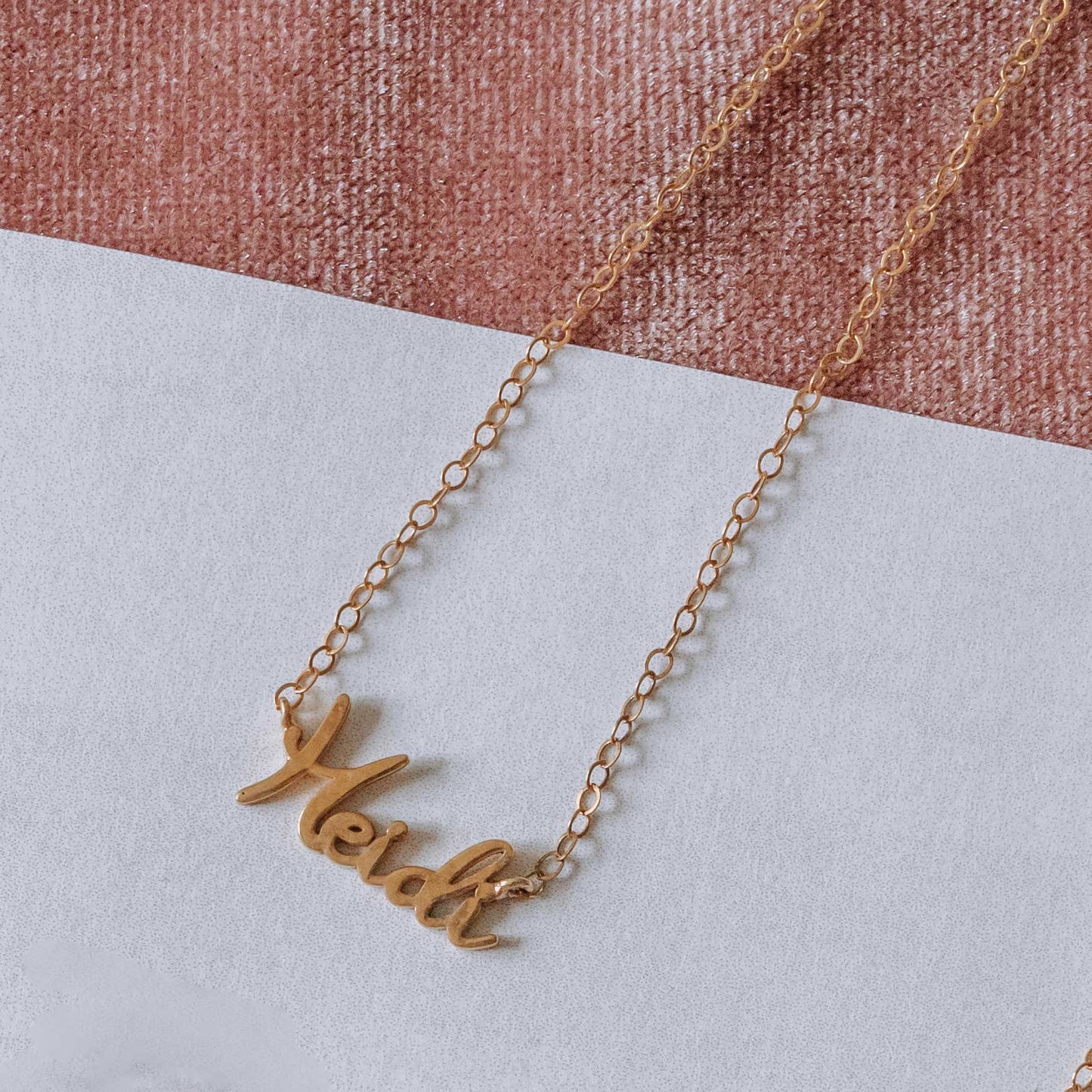Collar con nombre calado
