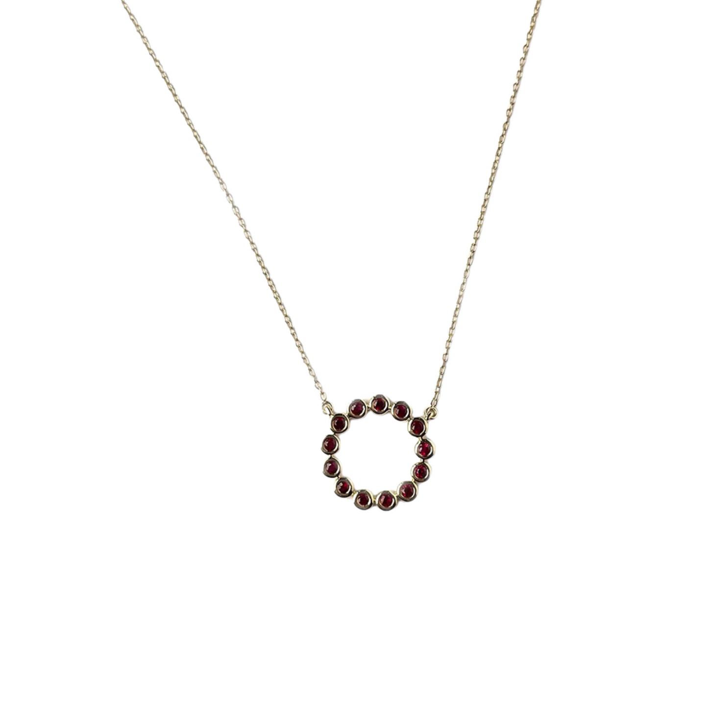 Collar en oro amarillo 10k con círculo de rubíes biselados