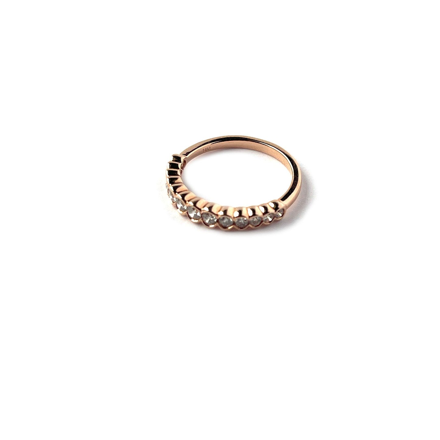 Anillo en oro rosa 14k con diamantes graduados biselados 0.50ctw