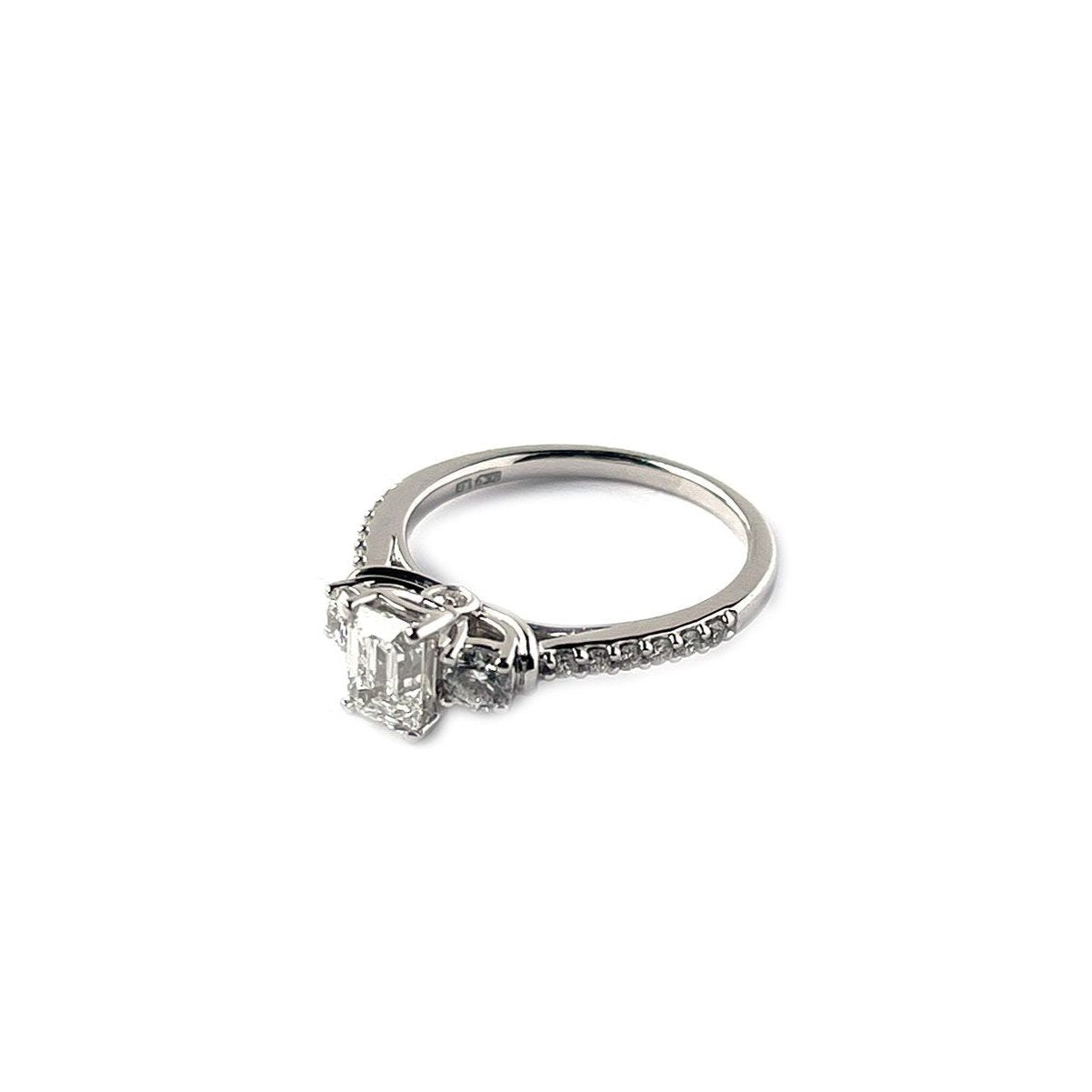 Anillo de compromiso en oro blanco 14K con diamantes de laboratorio.