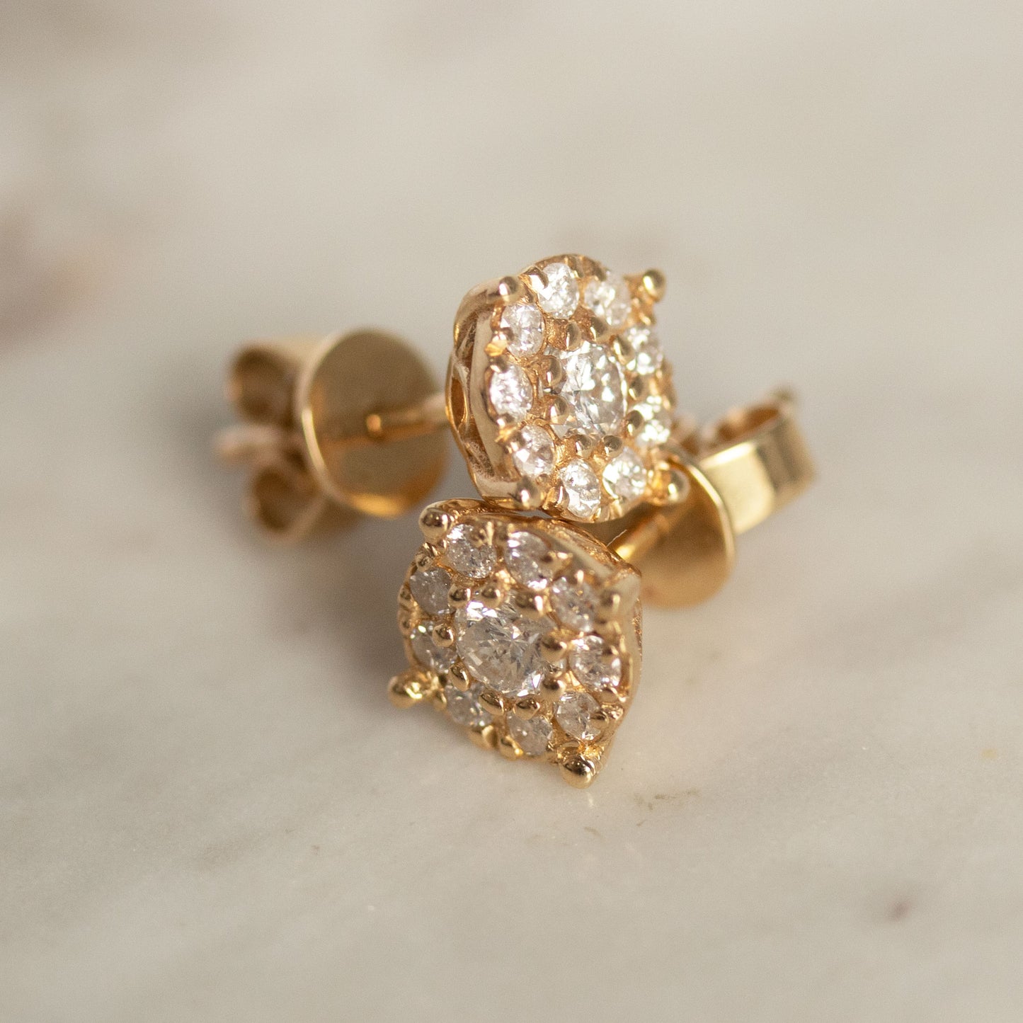 Arete stud de oro amarillo 14k y diamantes 0.60ctw