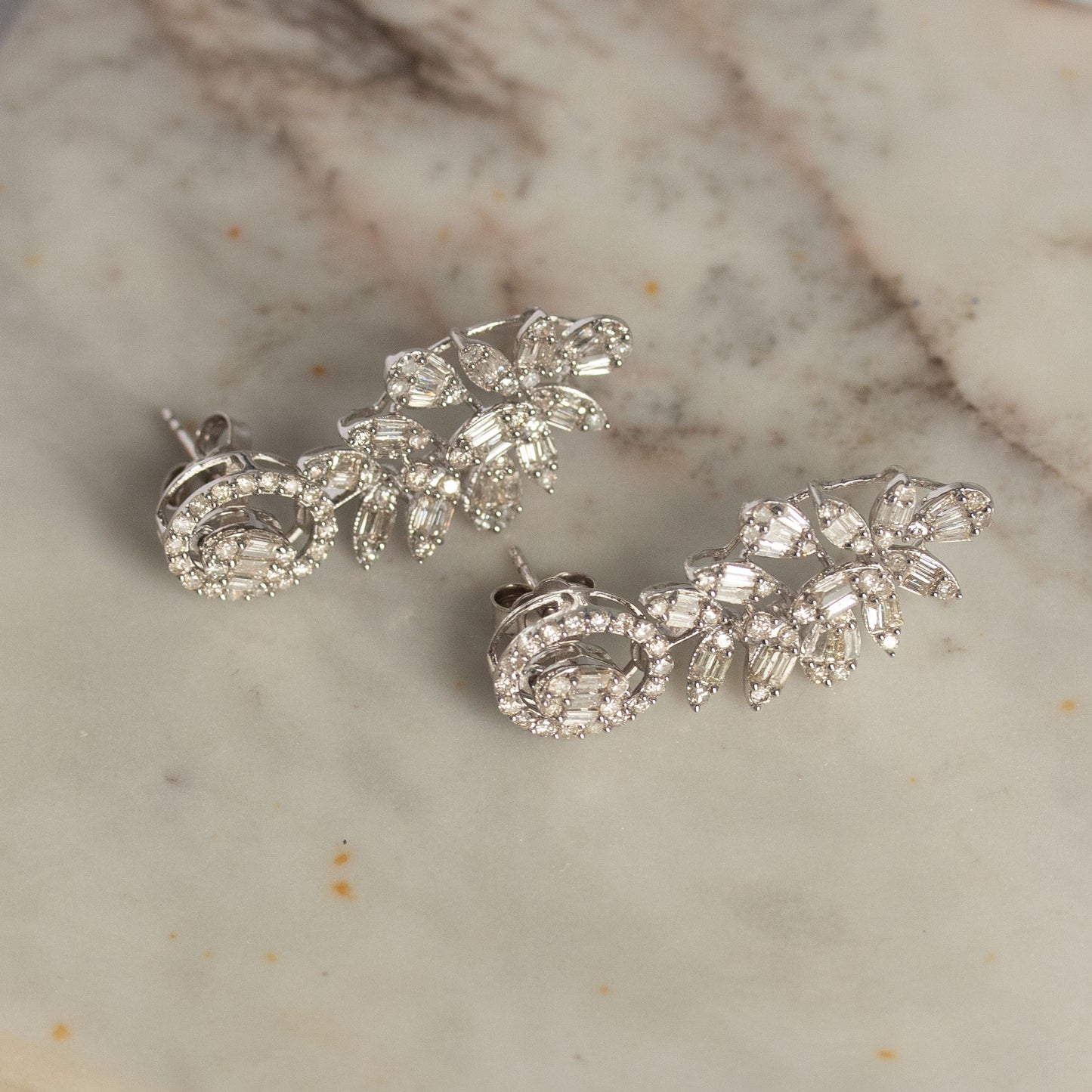 Aretes largos oro blanco 14k diamantes dos quilates hojitas