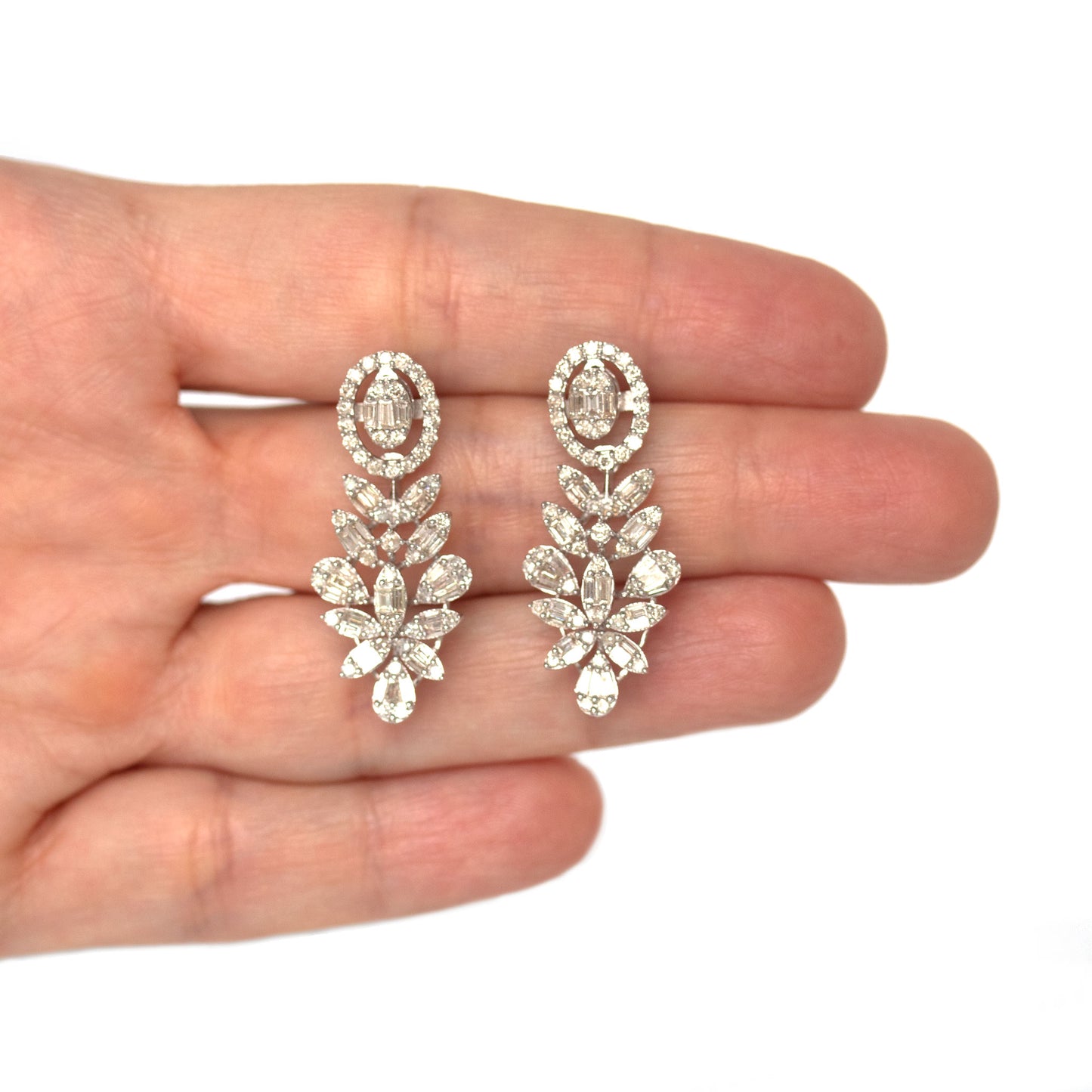 Aretes largos oro blanco 14k diamantes dos quilates hojitas