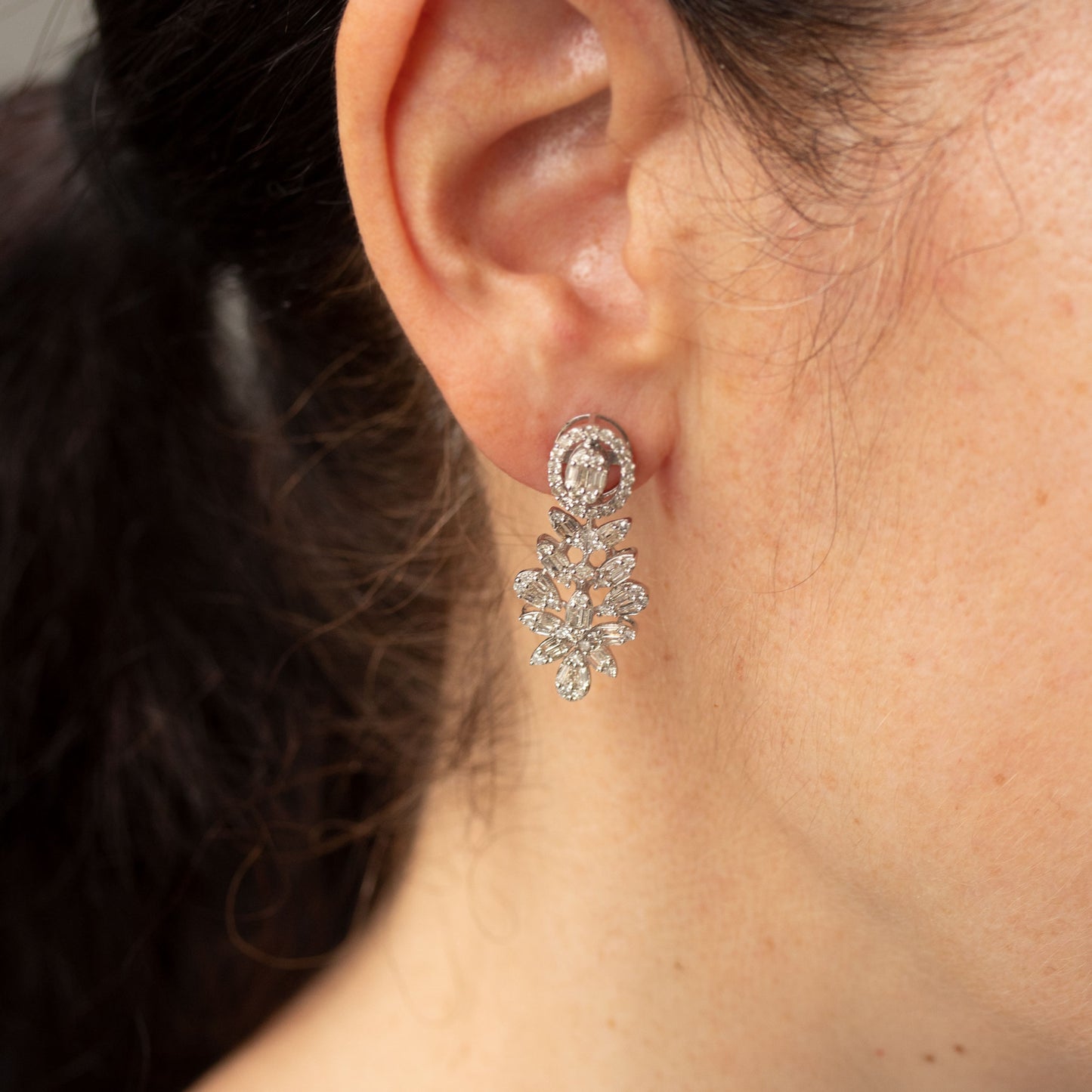 Aretes largos oro blanco 14k diamantes dos quilates hojitas