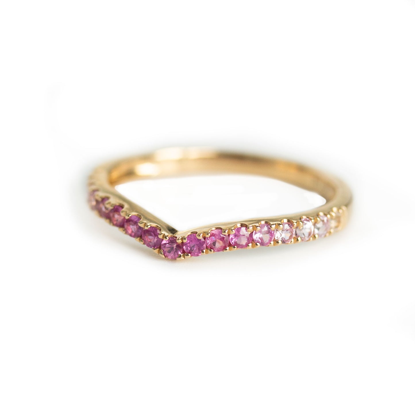 Anillo en V con zafiros en degradé rosa 0.42 ctw en oro amarillo de 14k