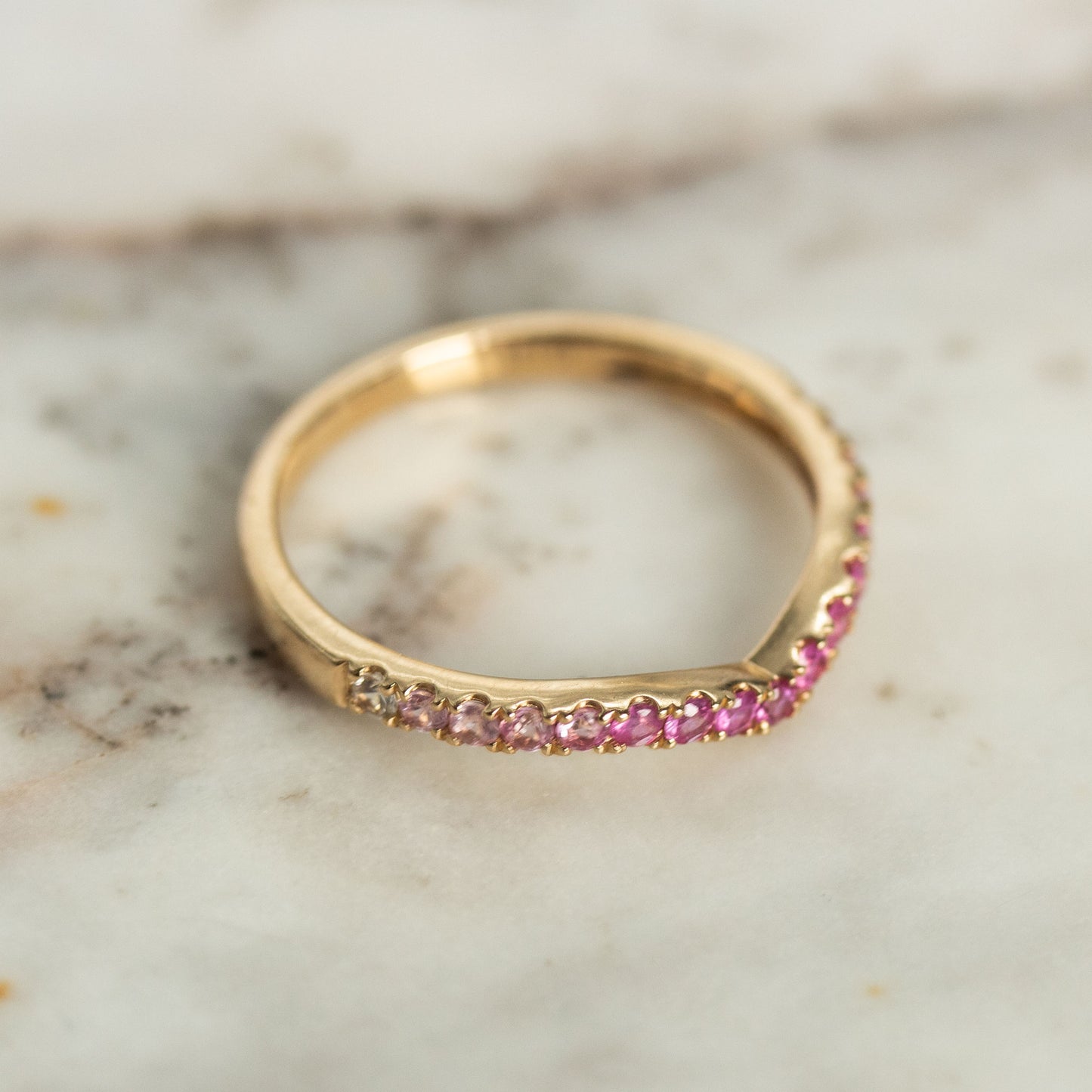 Anillo en V con zafiros en degradé rosa 0.42 ctw en oro amarillo de 14k