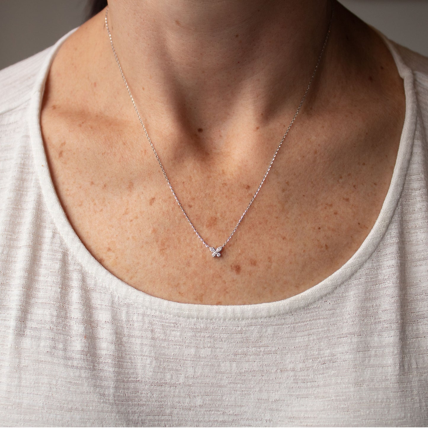 Collar de oro blanco 14k con dije de mini mariposa con diamantes 0.06 ctw