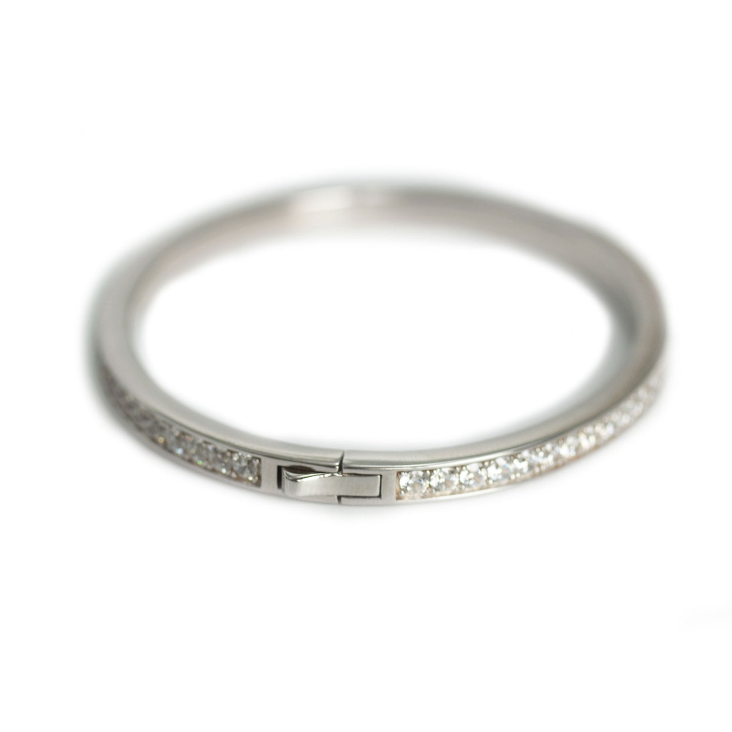 Pulsera dura en plata con baño de platino y circonitas