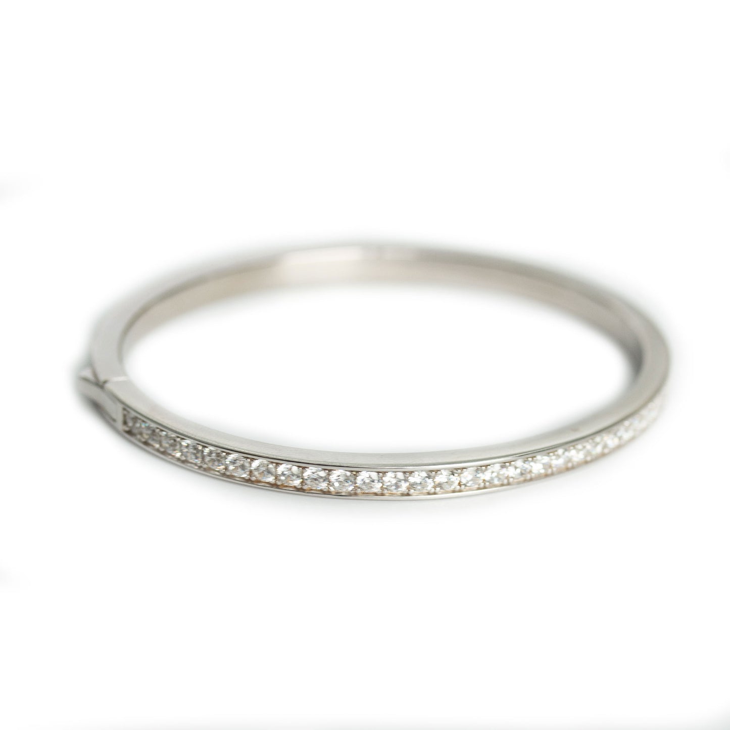 Pulsera dura en plata con baño de platino y circonitas
