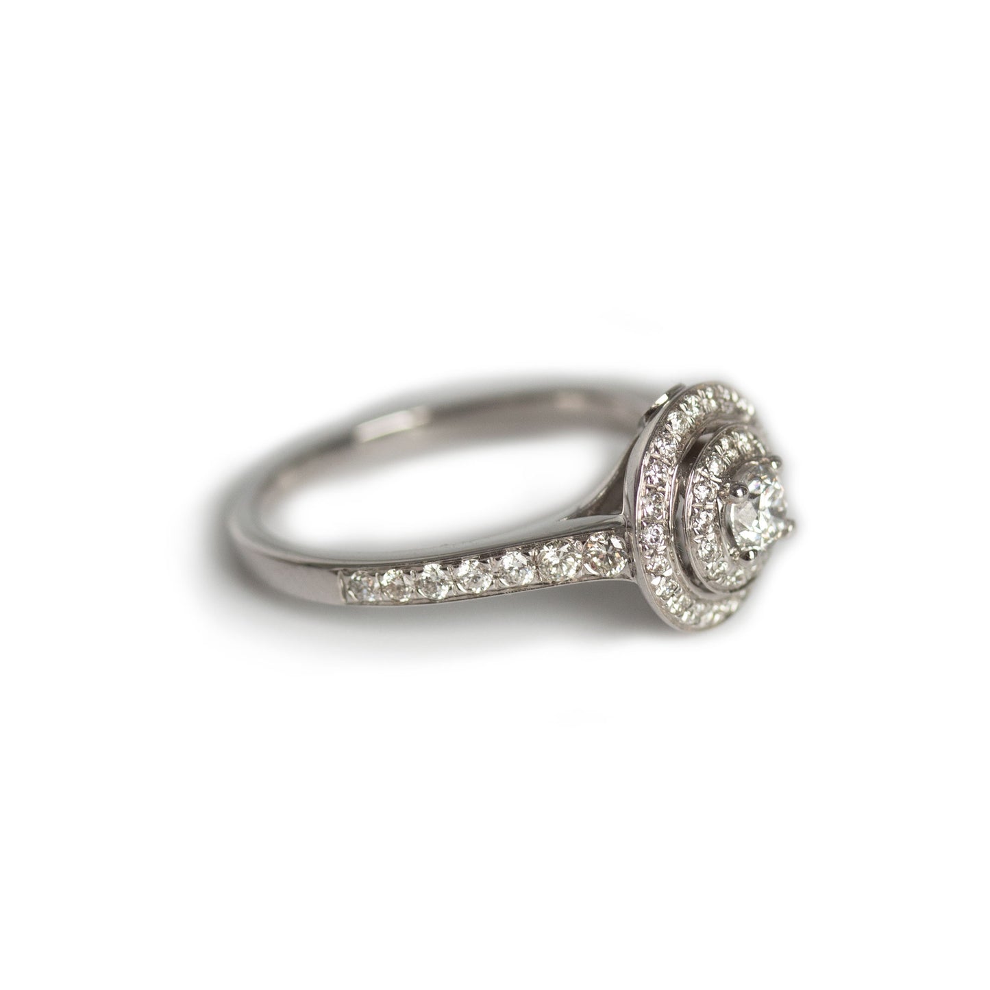 Anillo de compromiso en oro blanco 18k con doble halo de diamantes de 0.75ctw (0.25 ctw centro)