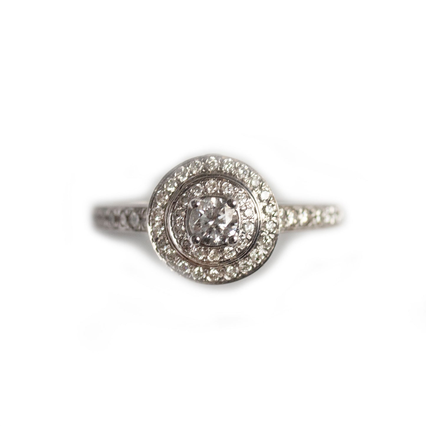 Anillo de compromiso en oro blanco 18k con doble halo de diamantes de 0.75ctw (0.25 ctw centro)