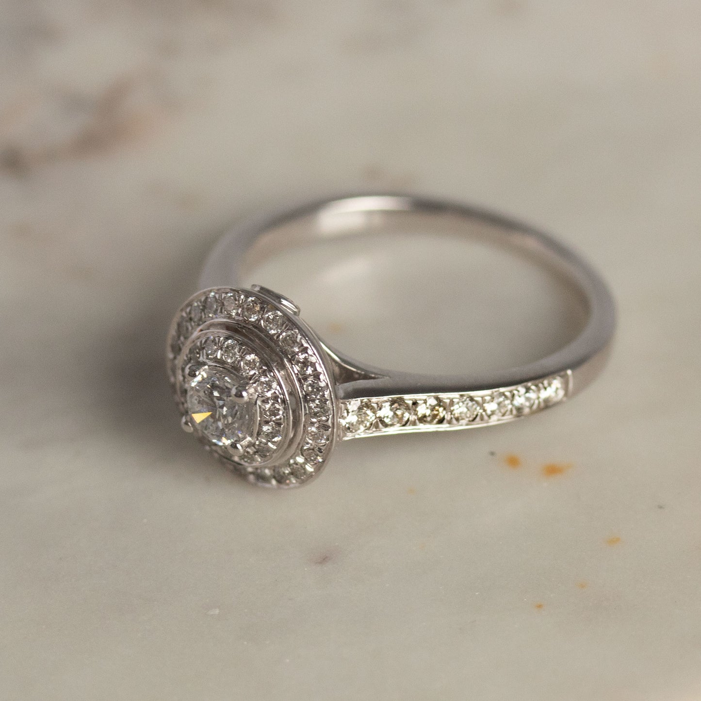 Anillo de compromiso en oro blanco 18k con doble halo de diamantes de 0.75ctw (0.25 ctw centro)