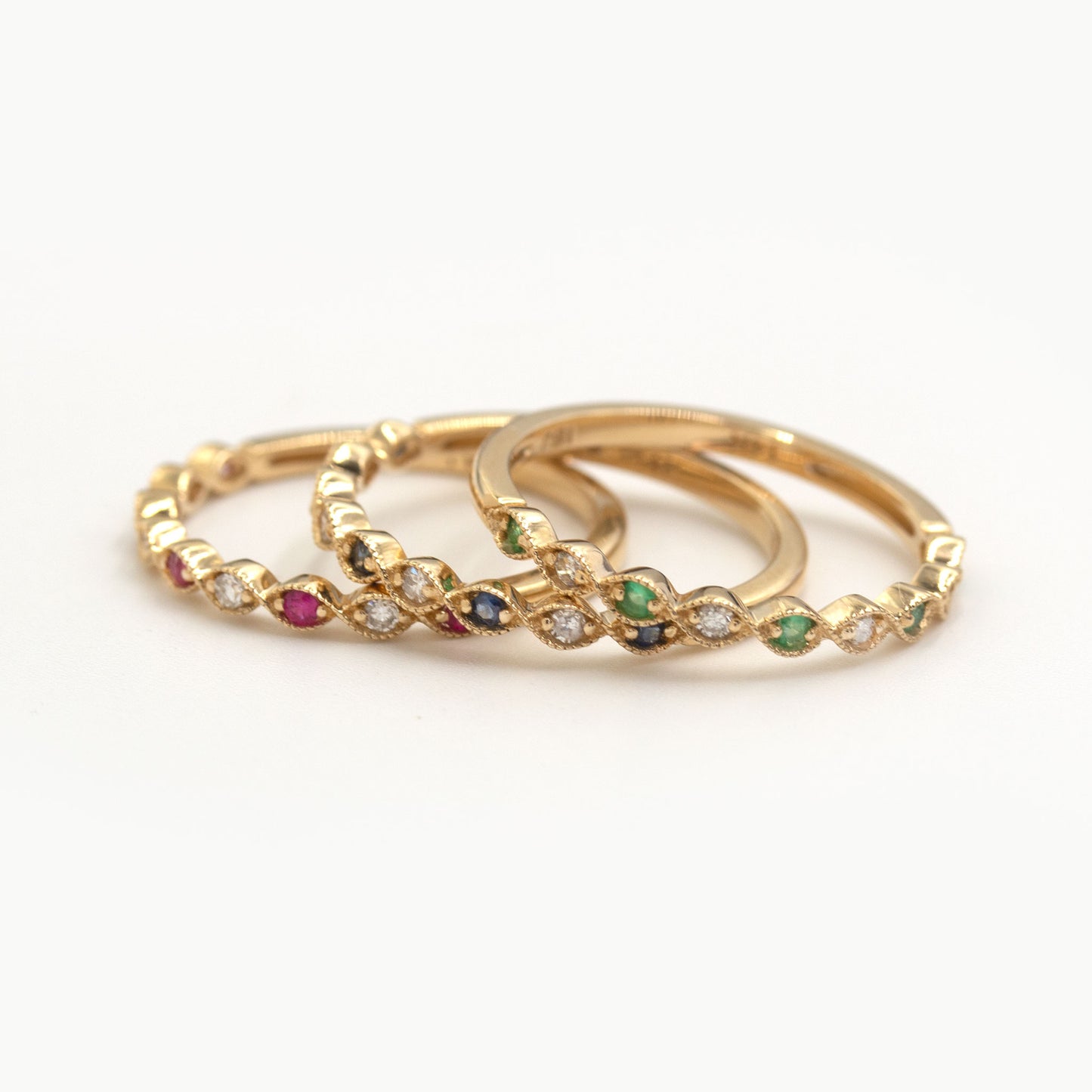 Anillo oro amarillo 14k mini medio cintillo y diamantes 0.05ctw
