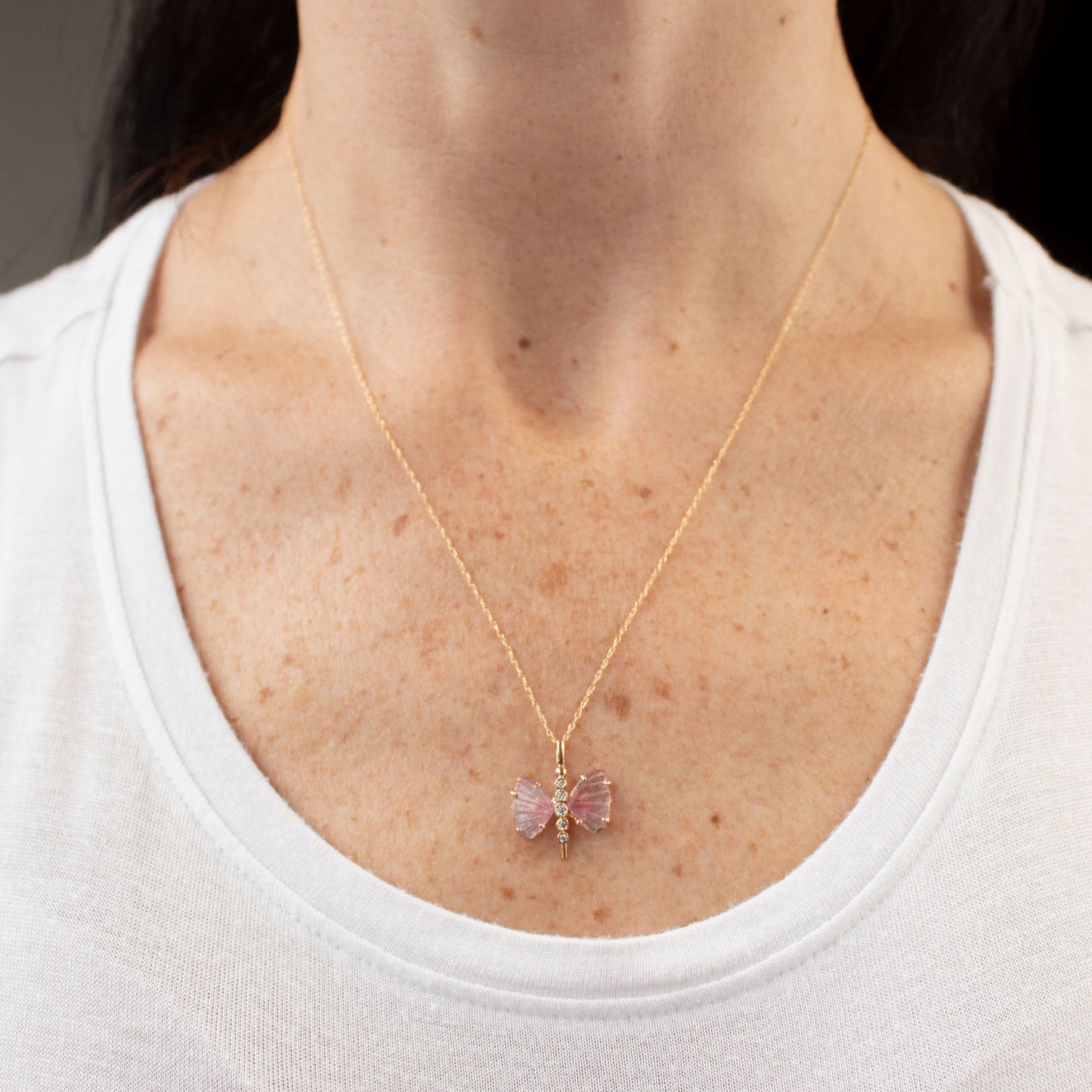 Dije de mariposa de turmalina y diamantes en oro rosa 14k
