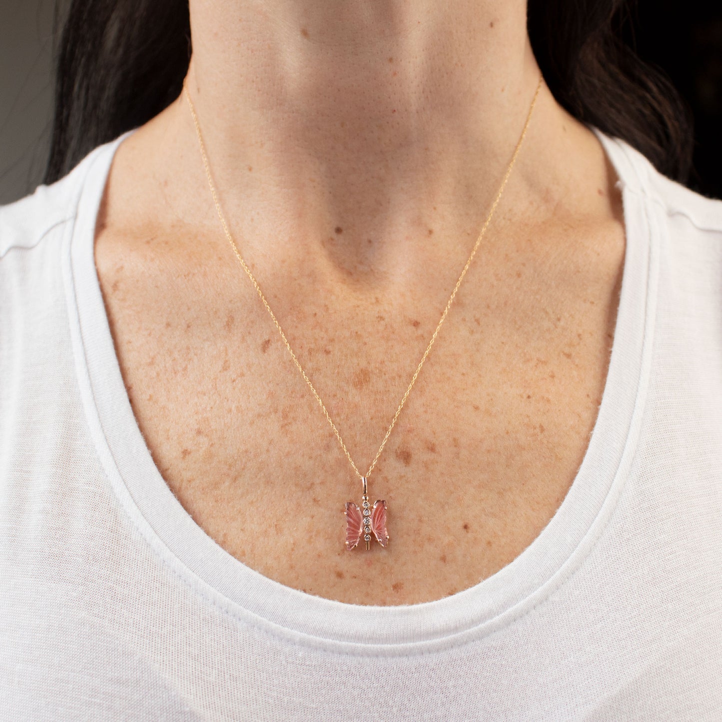 Dije de mariposa de turmalina y diamantes en oro rosa 14k