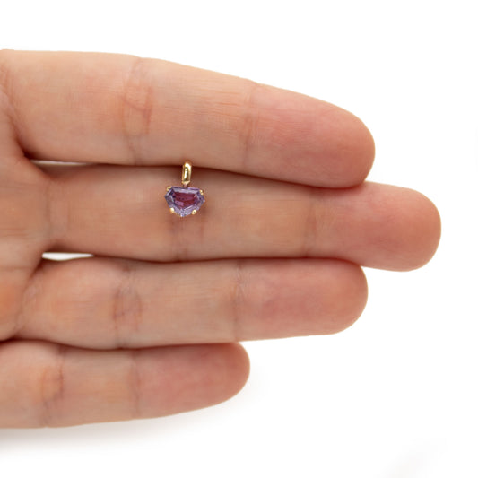 Dije en oro amarillo 14k con zafiro escudo lila