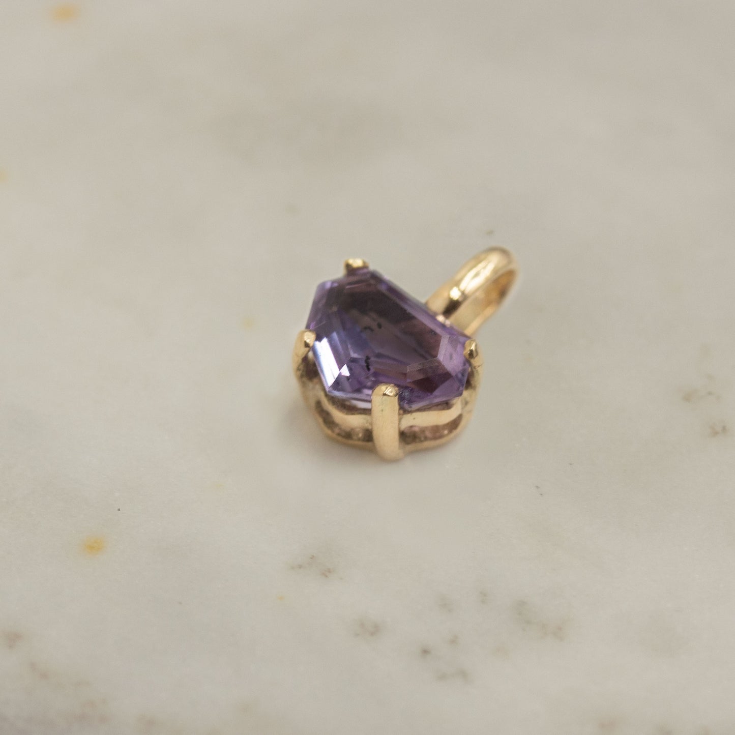 Dije en oro amarillo 14k con zafiro escudo lila