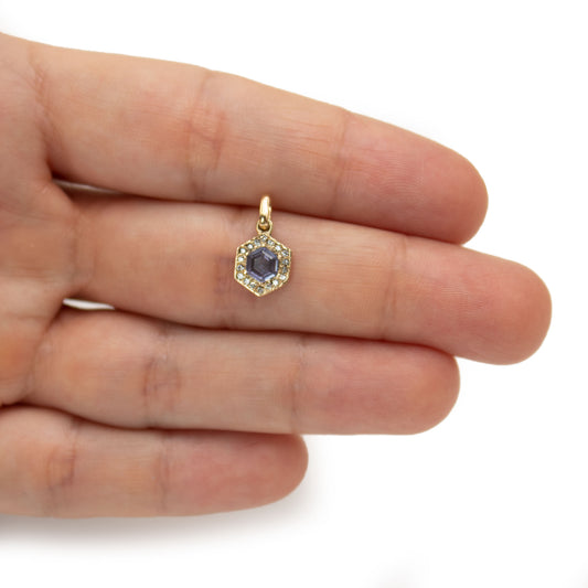 Dije en oro amarillo 14k con zafiro hexágono lila y diamantes