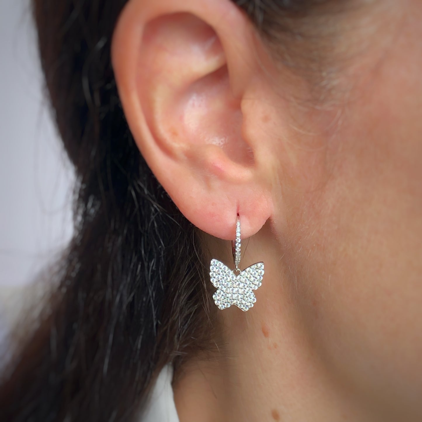 Argollas con mariposa de cz en płata con baño de platino