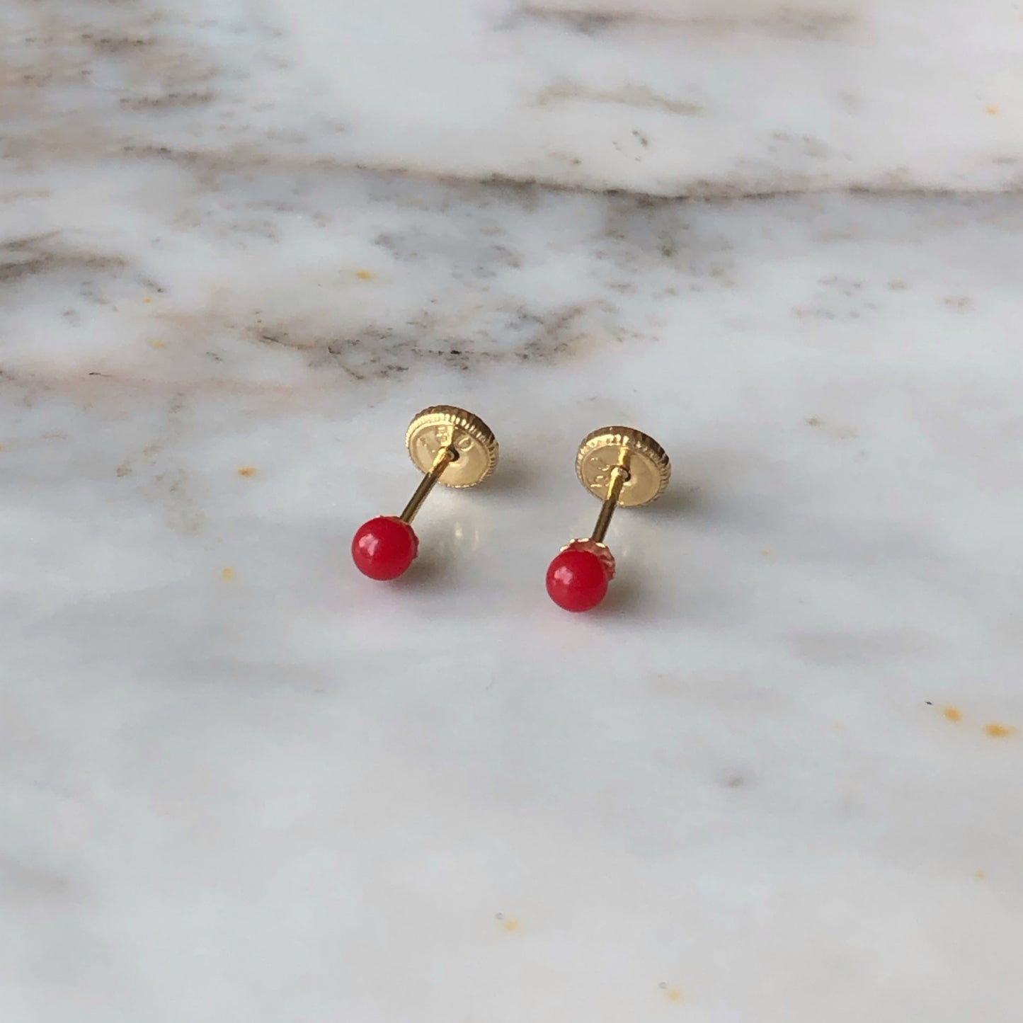 Arete bolita de coral en oro amarillo de 18k con tope ortopédico