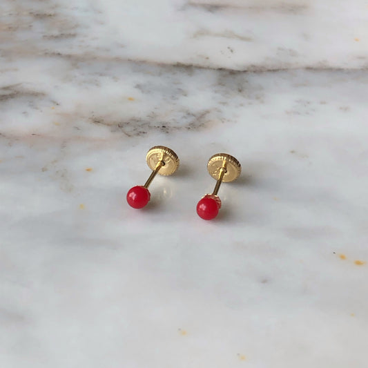 Arete bolita de coral en oro amarillo de 18k con tope tornillo