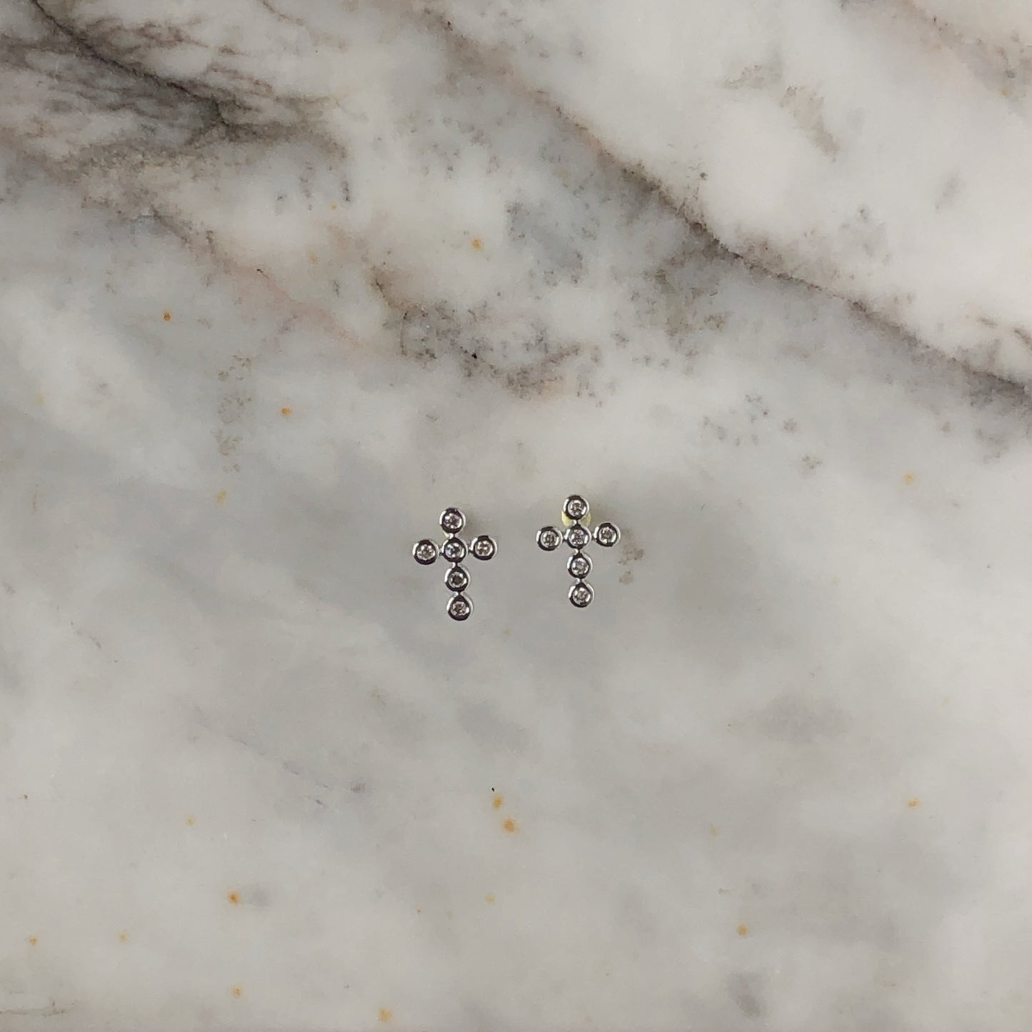 Arete de cruz de diamantes de 0.10ctw en oro blanco de 14k