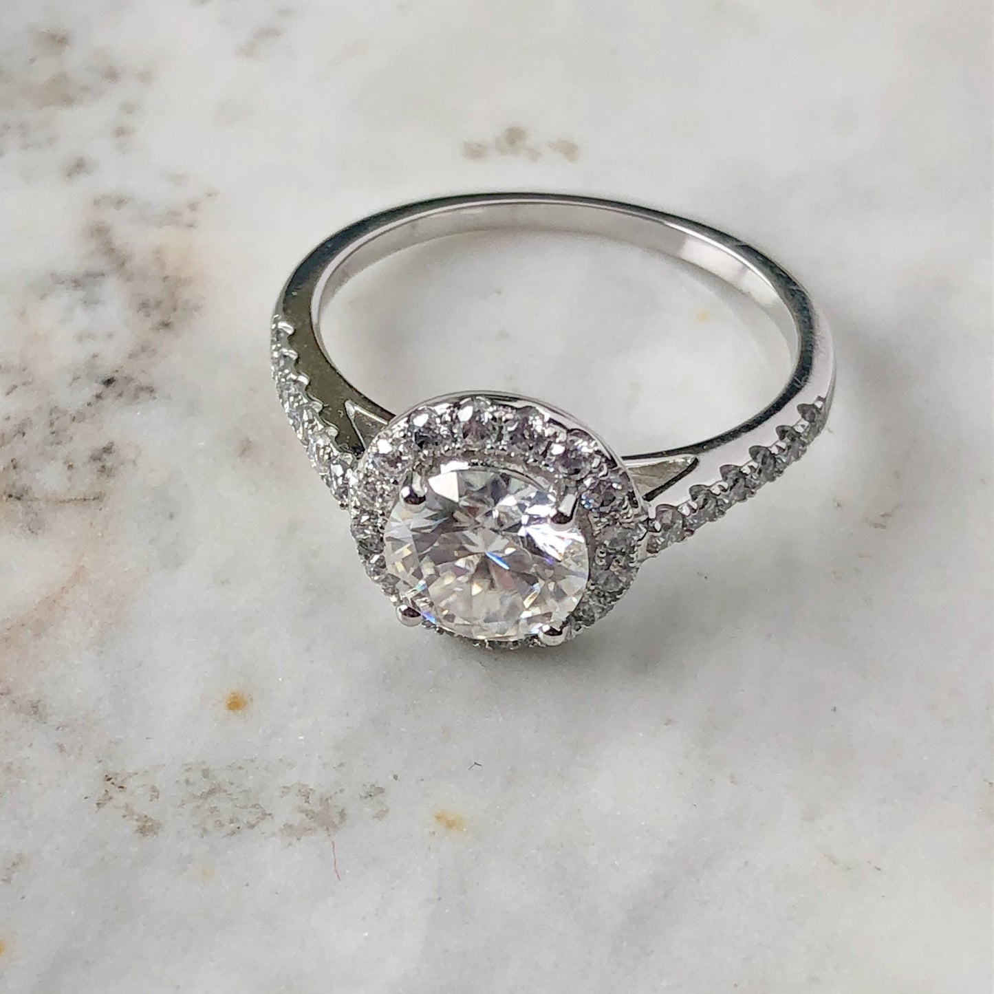 Anillo en oro blanco 14k con moissanita