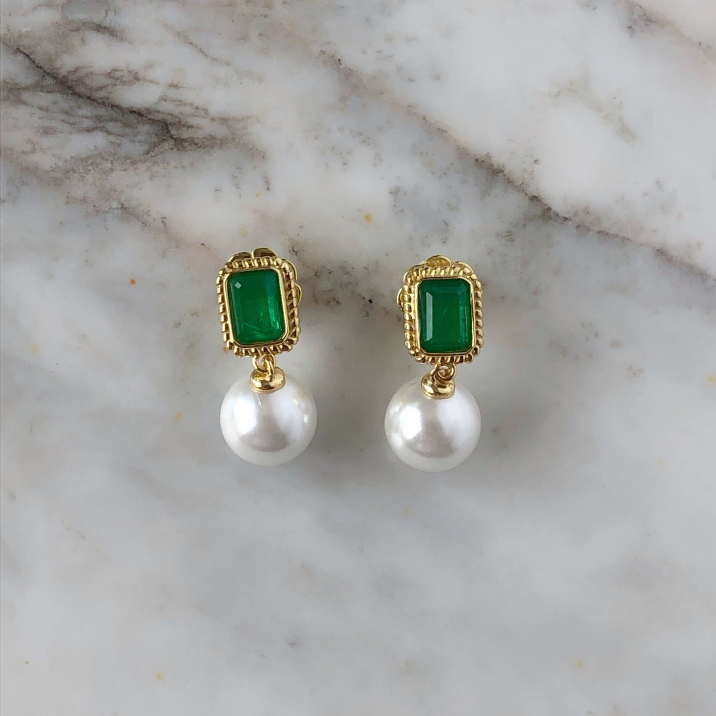 Arete de plata con baño de oro amarillo con perla y esmeralda sintética