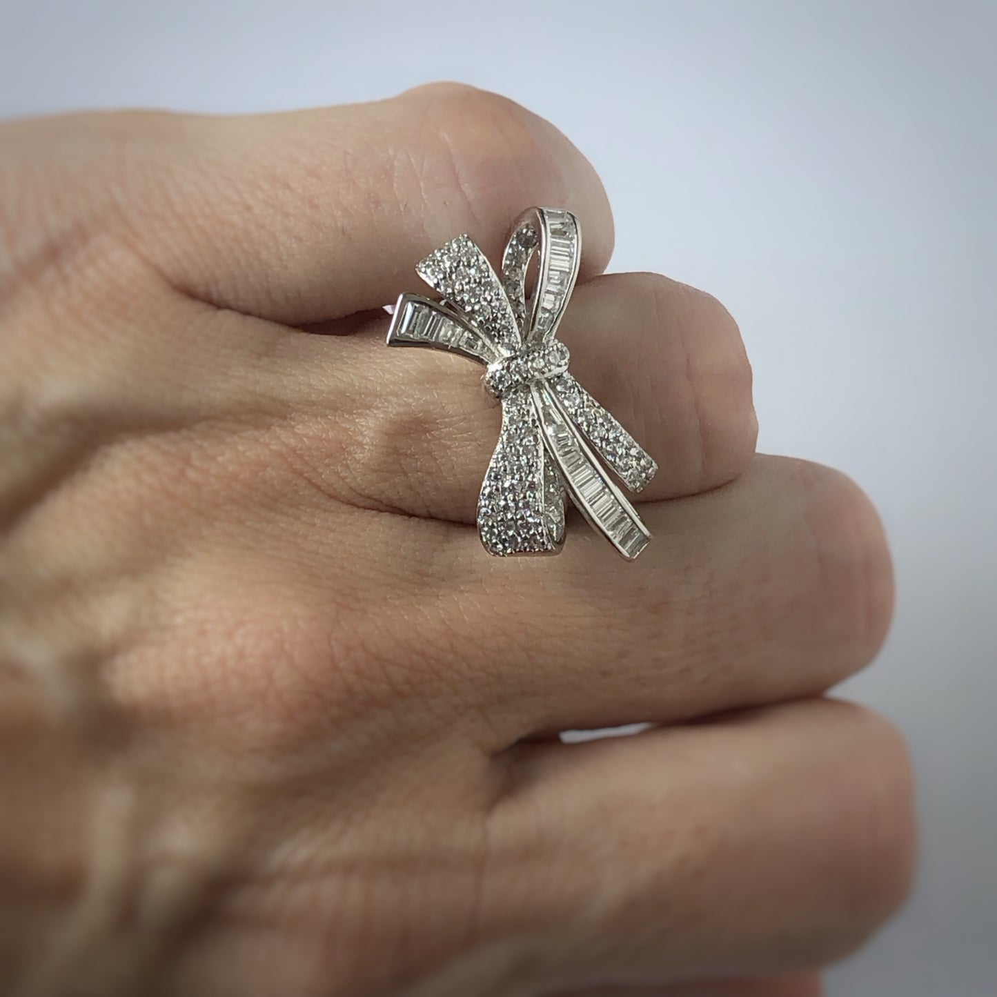 Anillo lazo con circones en plata con baño de platino