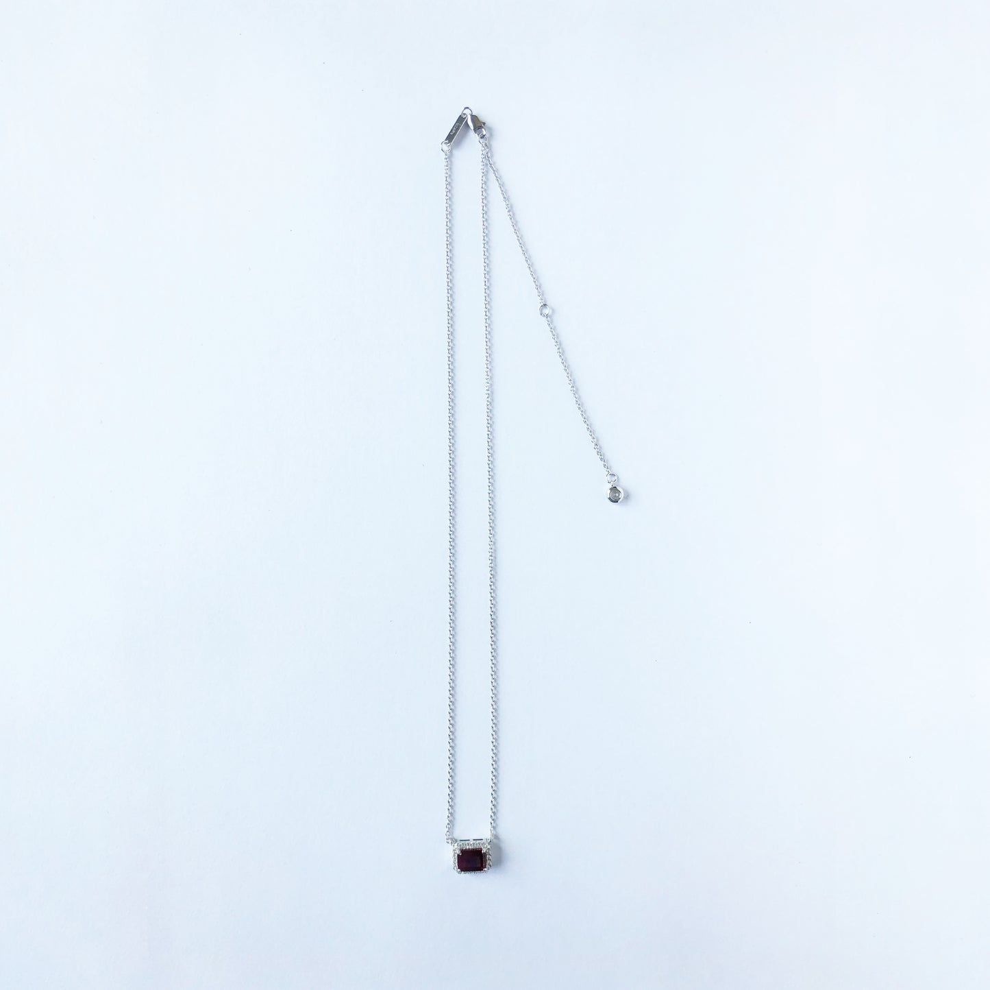 Collar con circón rectangular rojo y halo en plata con baño de platino