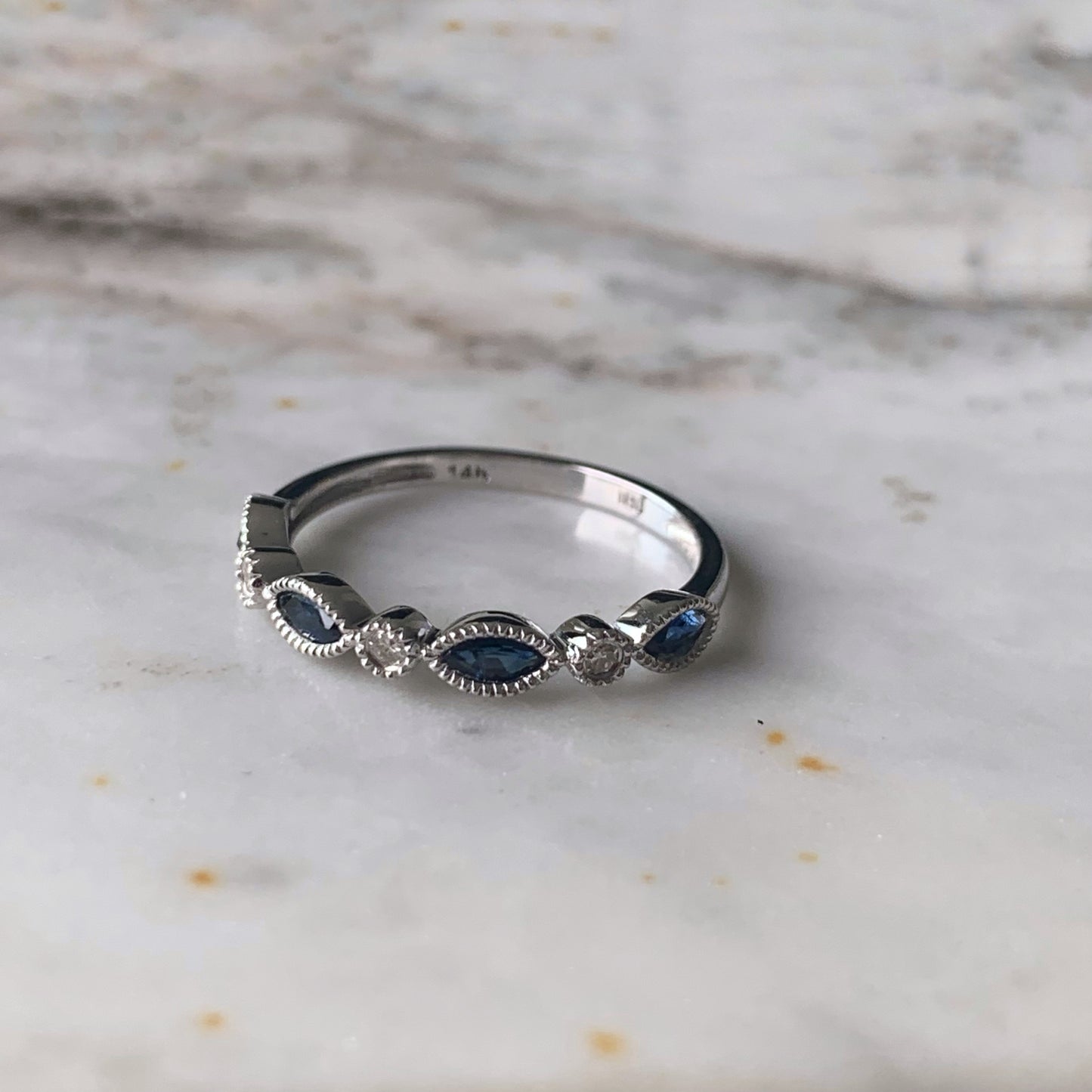 Anillo de zafiros y diamantes en oro blanco 14k