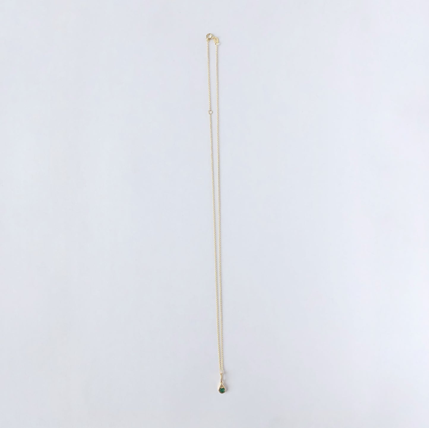 Dije pequeño de esmeralda 0.12ct en oro amarillo de 14k