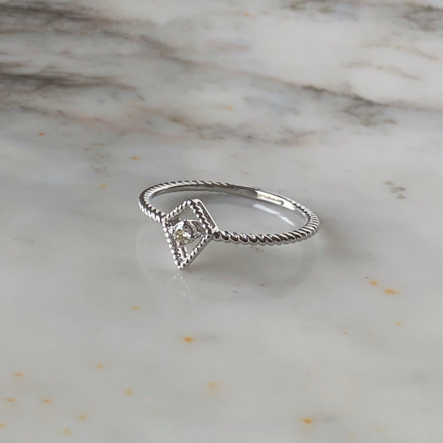 Anillo en oro blanco 14k con diamante en forma de rombo