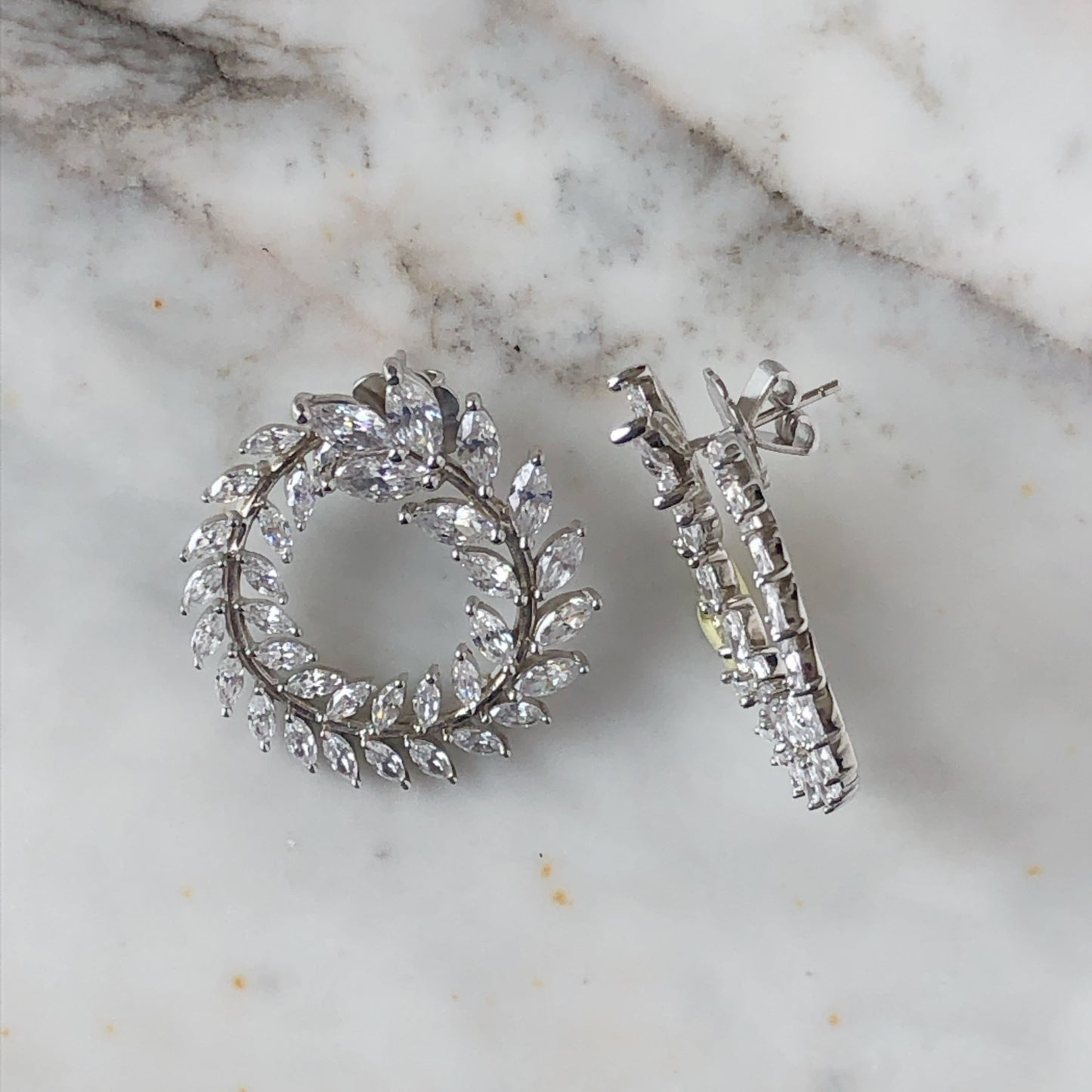 Aretes hojitas circones en plata con baño de platino