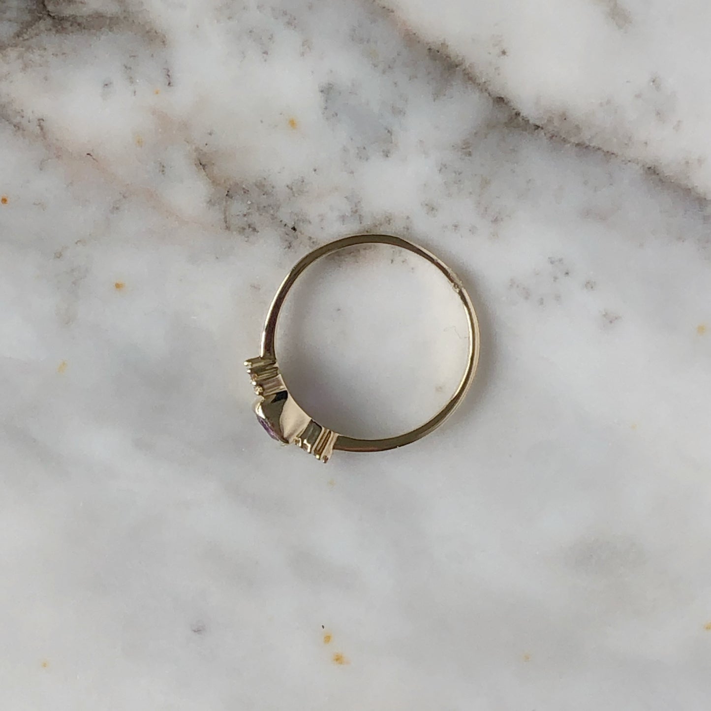 Anillo con amatista corte cushion y 0.10ctw de diamantes en oro amarillo 10k