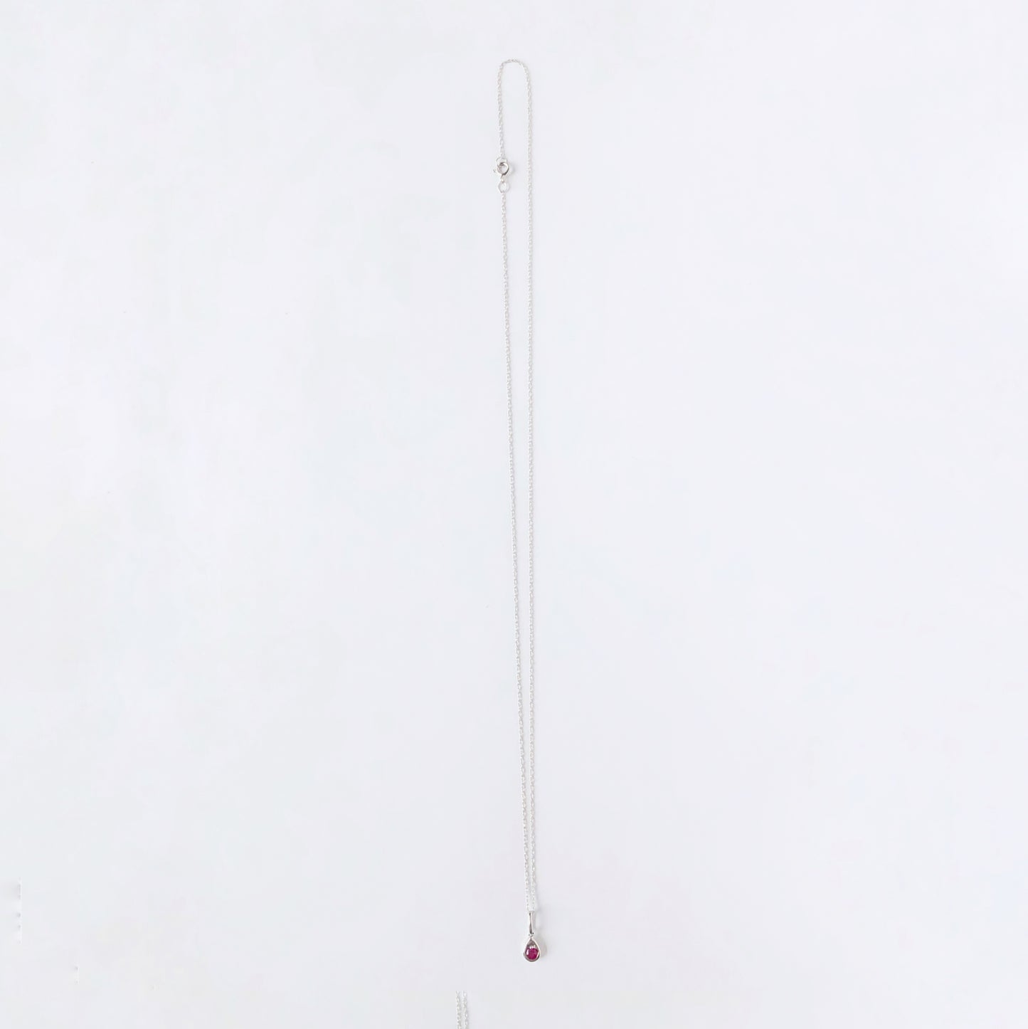 Dije pequeño de rubí 0.20ct en oro blanco de 14k