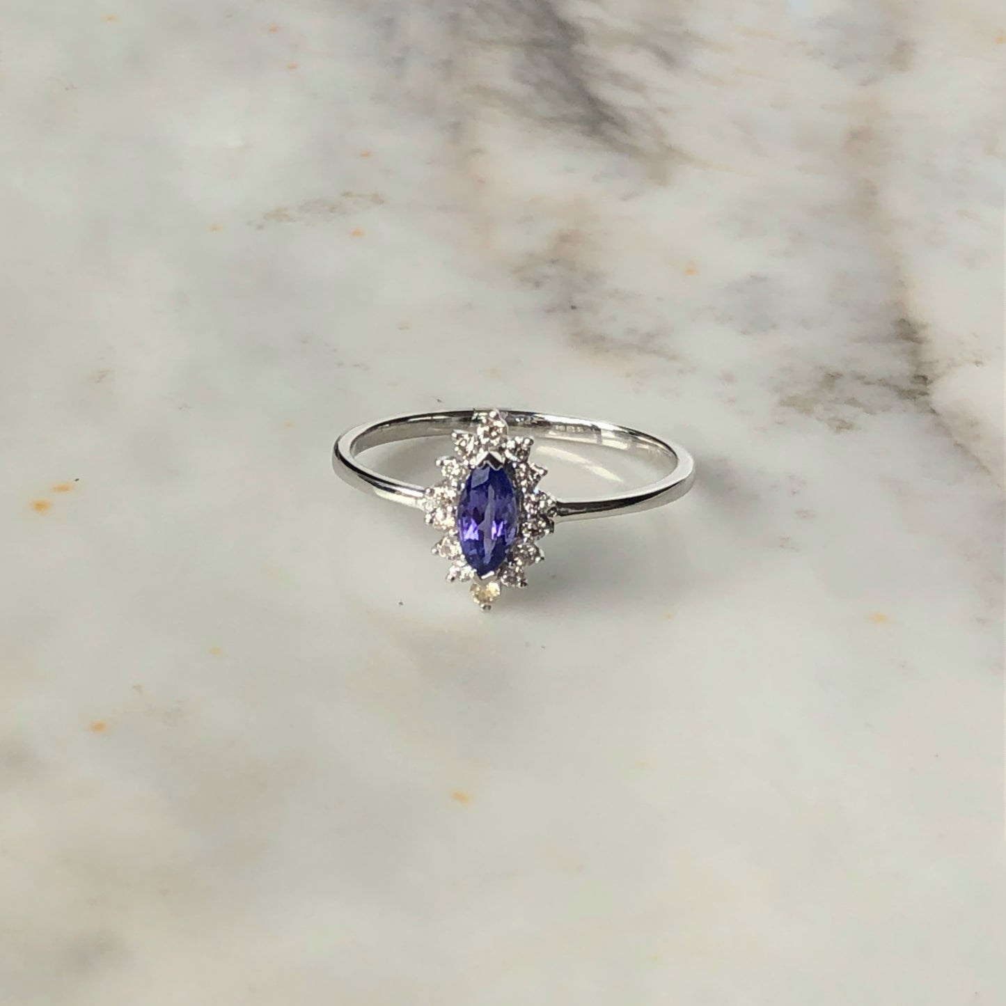 Anillo en oro blanco 14K con marquesa de tanzanita y halo de diamantes 0.12ctw