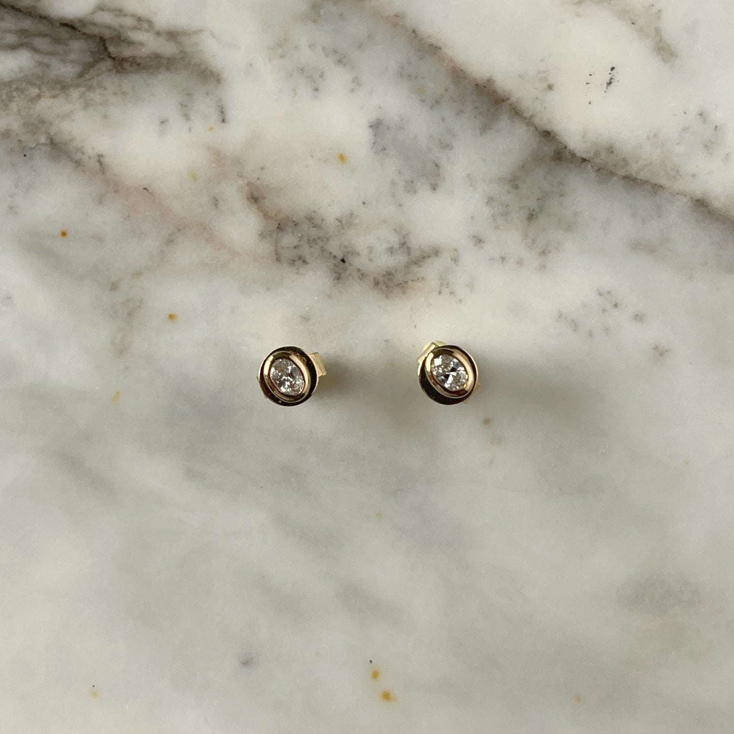 Aretes con diamantes oval biselados 0.17ctw en oro amarillo 14k