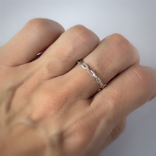 Anillo entorchado con diamantes 0.06 en oro blanco de 14k