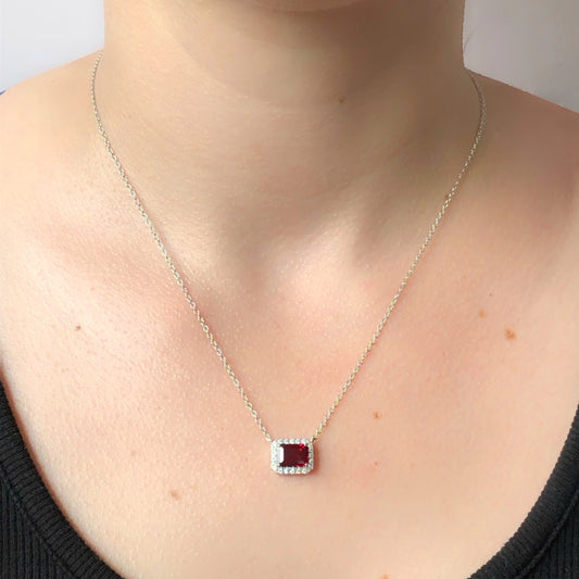 Collar con circón rectangular rojo y halo en plata con baño de platino