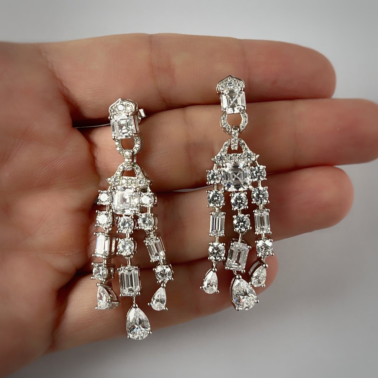 Aretes en plata con baño de platino y circonitas Ari