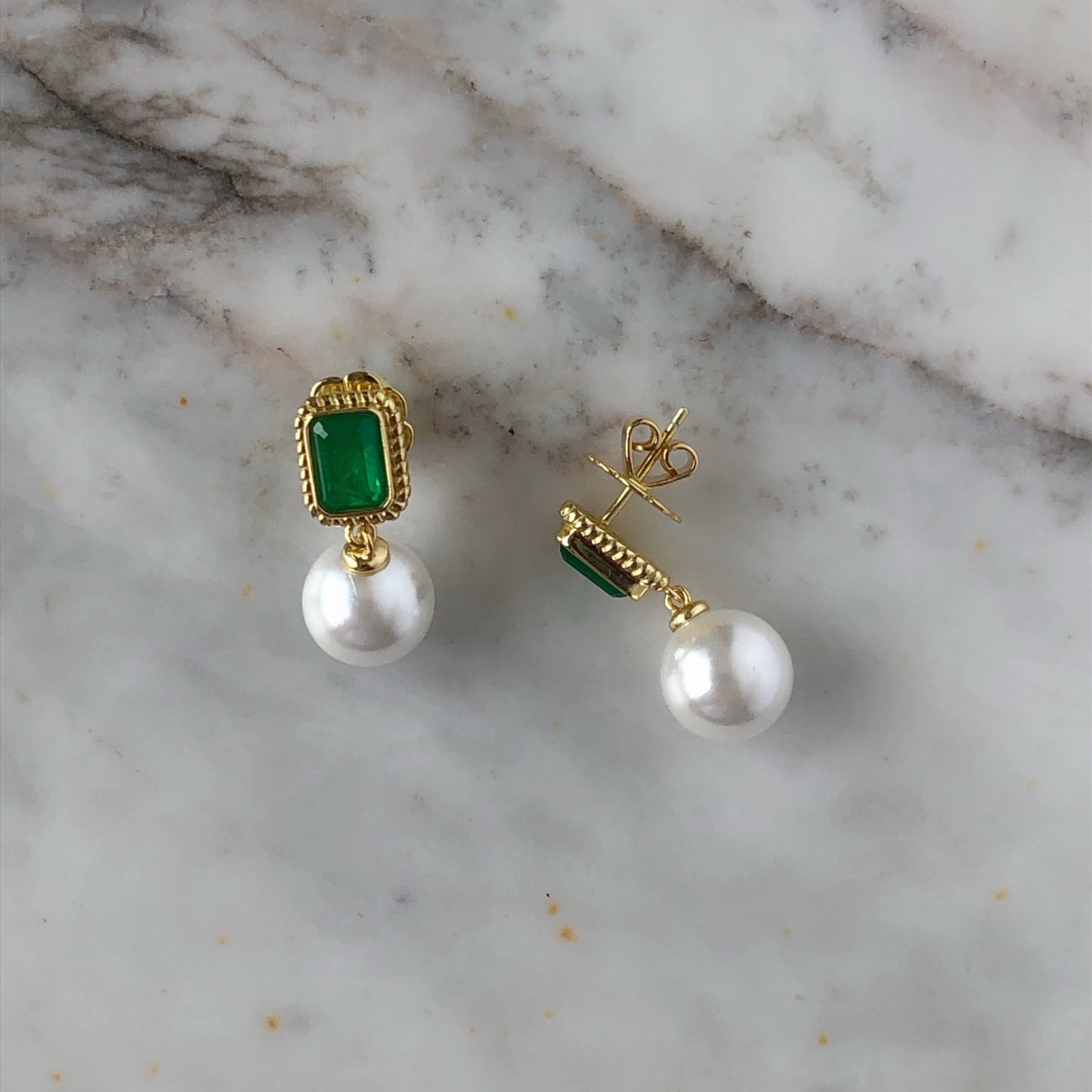 Arete de plata con baño de oro amarillo con perla y esmeralda sintética