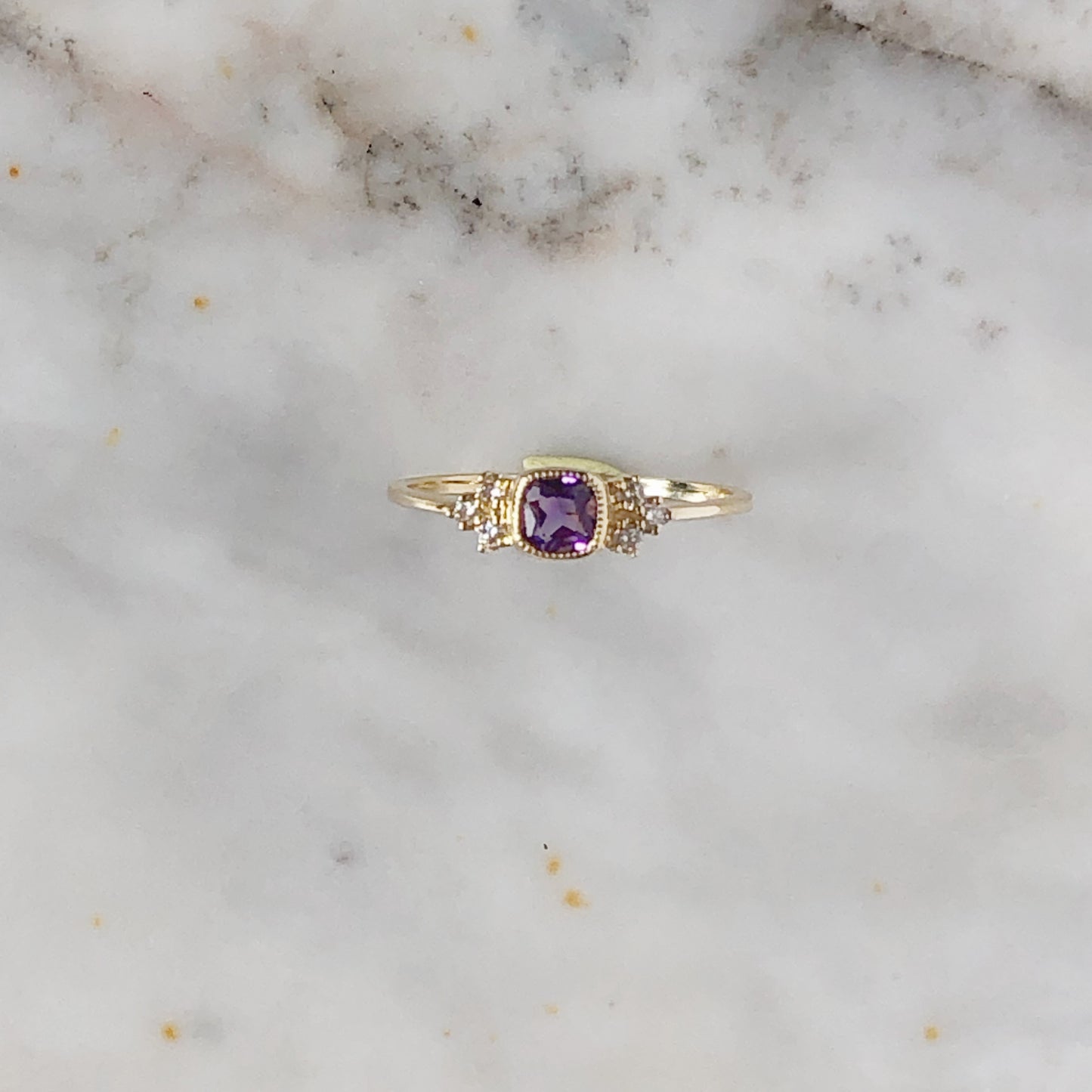 Anillo con amatista corte cushion y 0.10ctw de diamantes en oro amarillo 10k