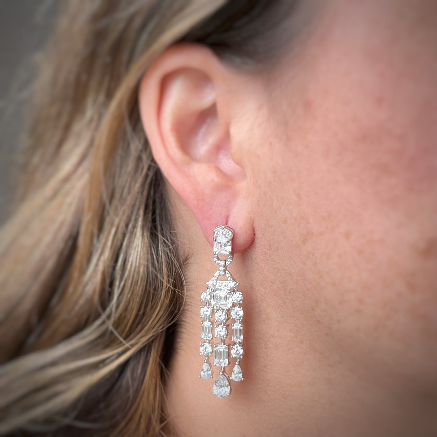 Aretes en plata con baño de platino y circonitas Ari