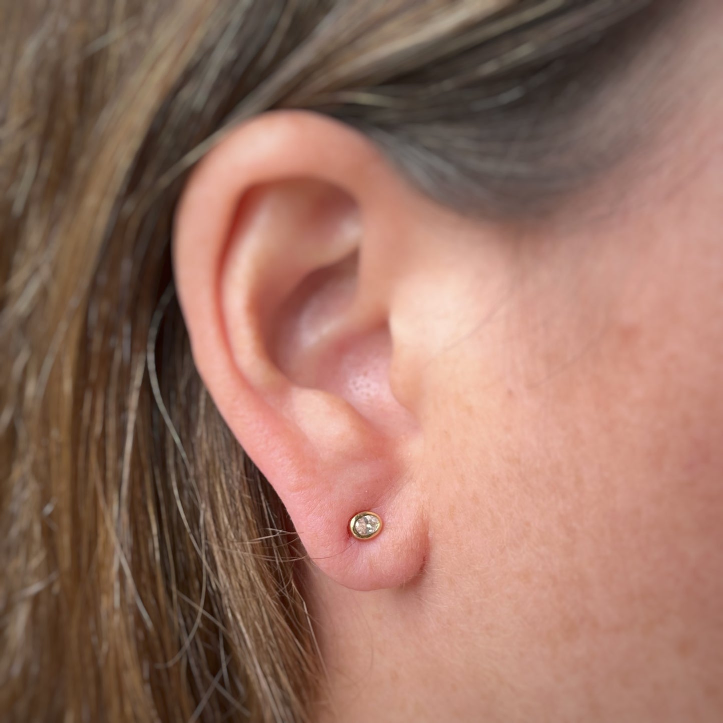 Aretes con diamantes oval biselados 0.17ctw en oro amarillo 14k