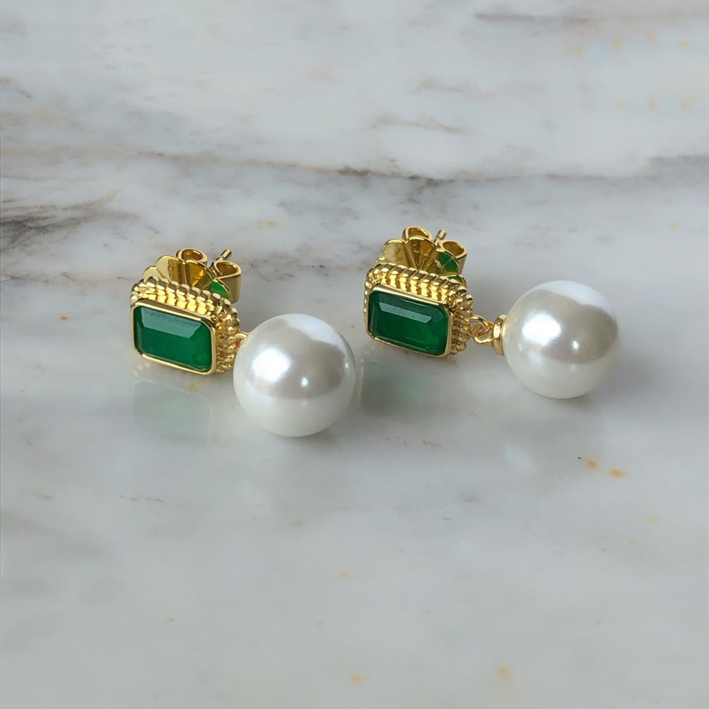 Arete de plata con baño de oro amarillo con perla y esmeralda sintética