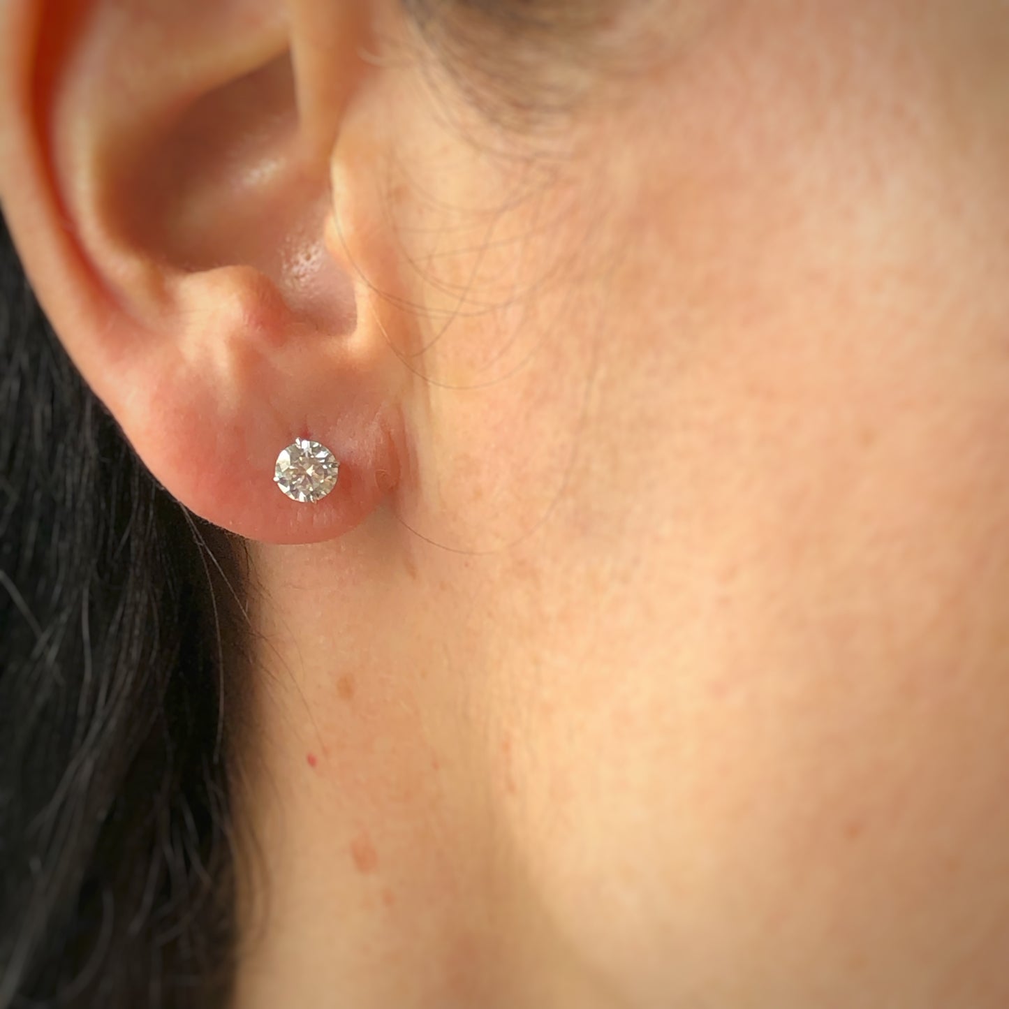 Studs de Moissanita en Oro Blanco de 14k
